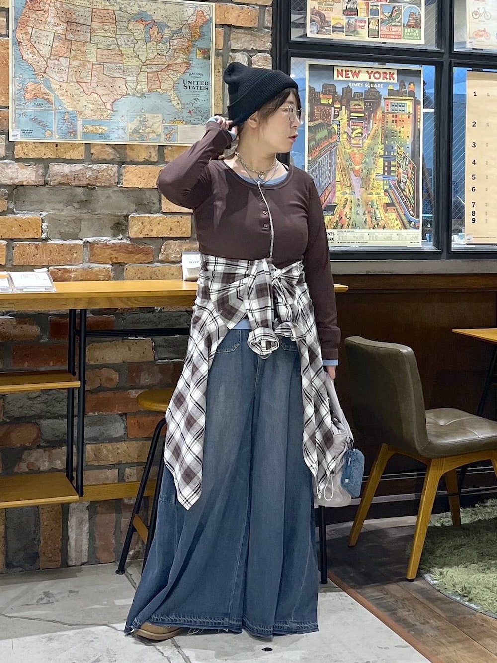 グレー系のトートバッグ、ブラウン系のTシャツ/カットソー、イエロー系のモカシン/デッキシューズを着用したレディースの秋コーディネートの6枚目の写真