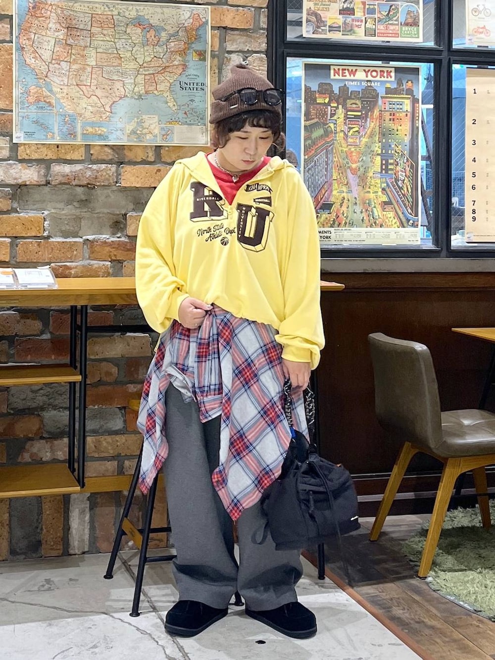 イエロー系のパーカー、レッド系のTシャツ/カットソー、ブラック系のモカシン/デッキシューズを着用したレディースの秋コーディネートの7枚目の写真