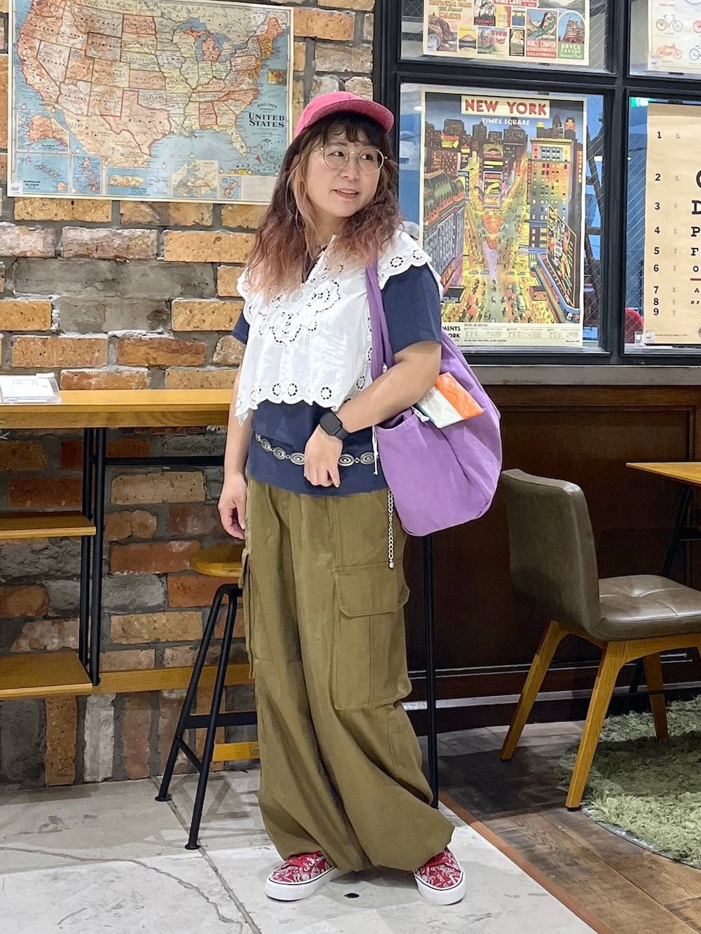パープル系のトートバッグ、ホワイト系のベスト、ブルー系のTシャツ/カットソーを着用したレディースの夏コーディネートの7枚目の写真
