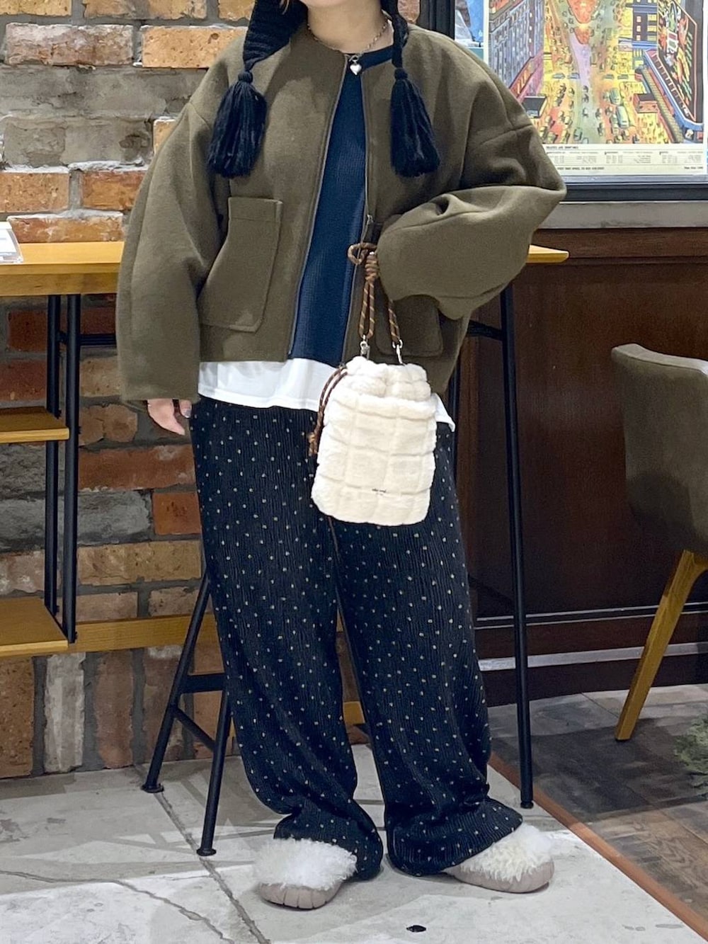 ホワイト系のその他パンツ、ブルー系のTシャツ/カットソー、ホワイト系のスリッポンを着用したレディースの秋コーディネートの2枚目の写真