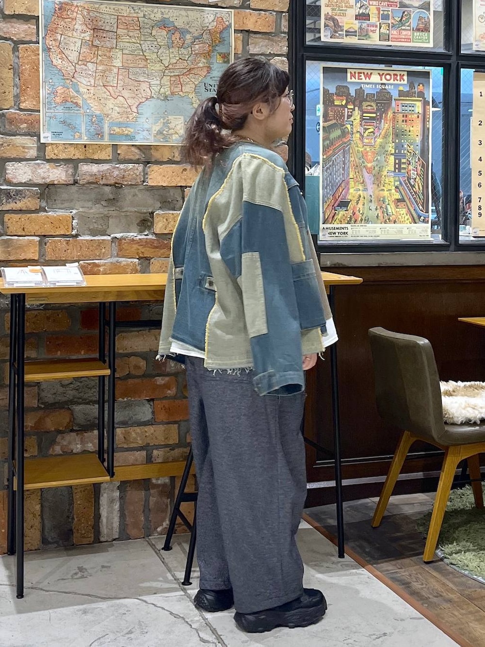 ブルー系のその他パンツ、ブラウン系のTシャツ/カットソー、ブラック系のスニーカーを着用したレディースの秋コーディネートの5枚目の写真