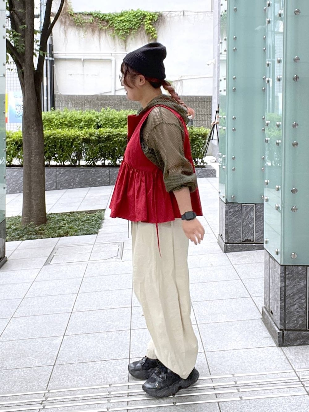 ベージュ系のその他パンツ、ブラック系のキャミソール、レッド系のベストを着用したレディースの夏コーディネートの4枚目の写真