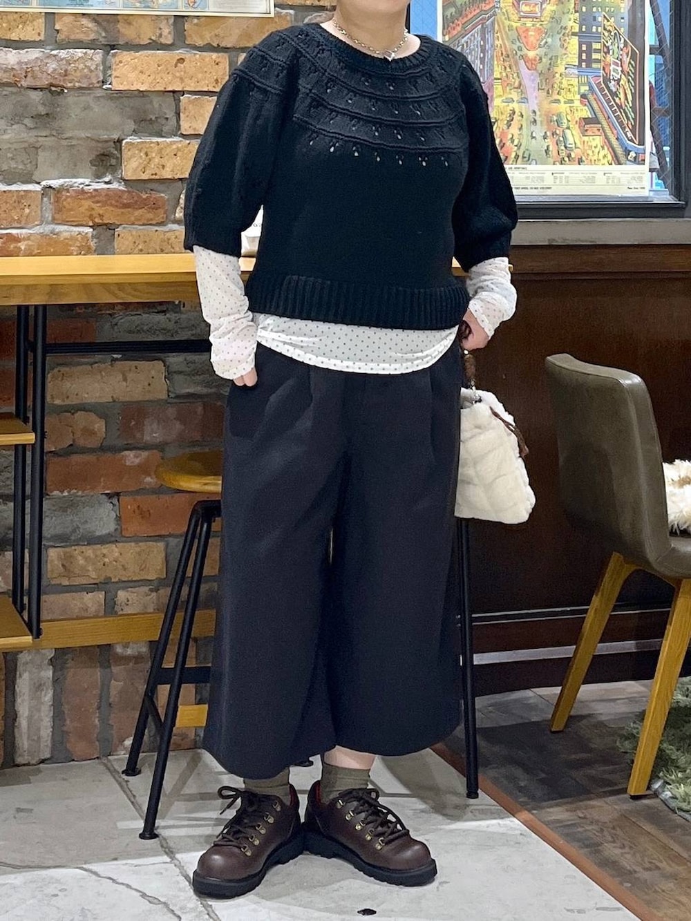 ブラウン系のその他シューズ、ブラック系のその他パンツ、ベージュ系のショルダーバッグを着用したレディースの秋コーディネートの2枚目の写真