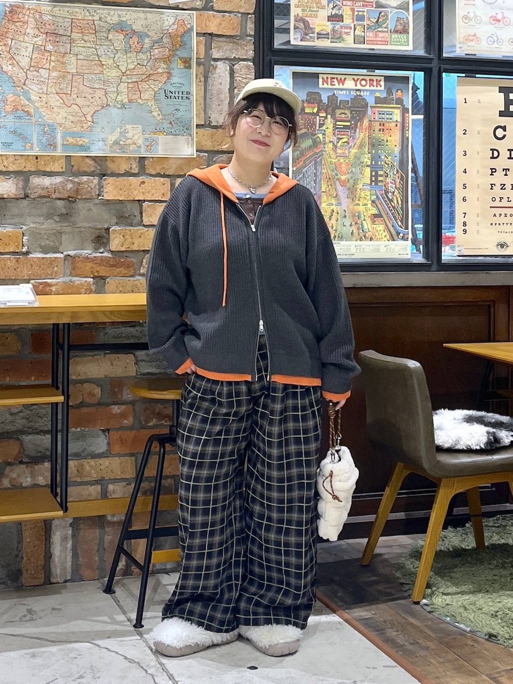 ホワイト系のスリッポン、ブラウン系のTシャツ/カットソー、ベージュ系のショルダーバッグを着用したレディースの秋コーディネートの3枚目の写真
