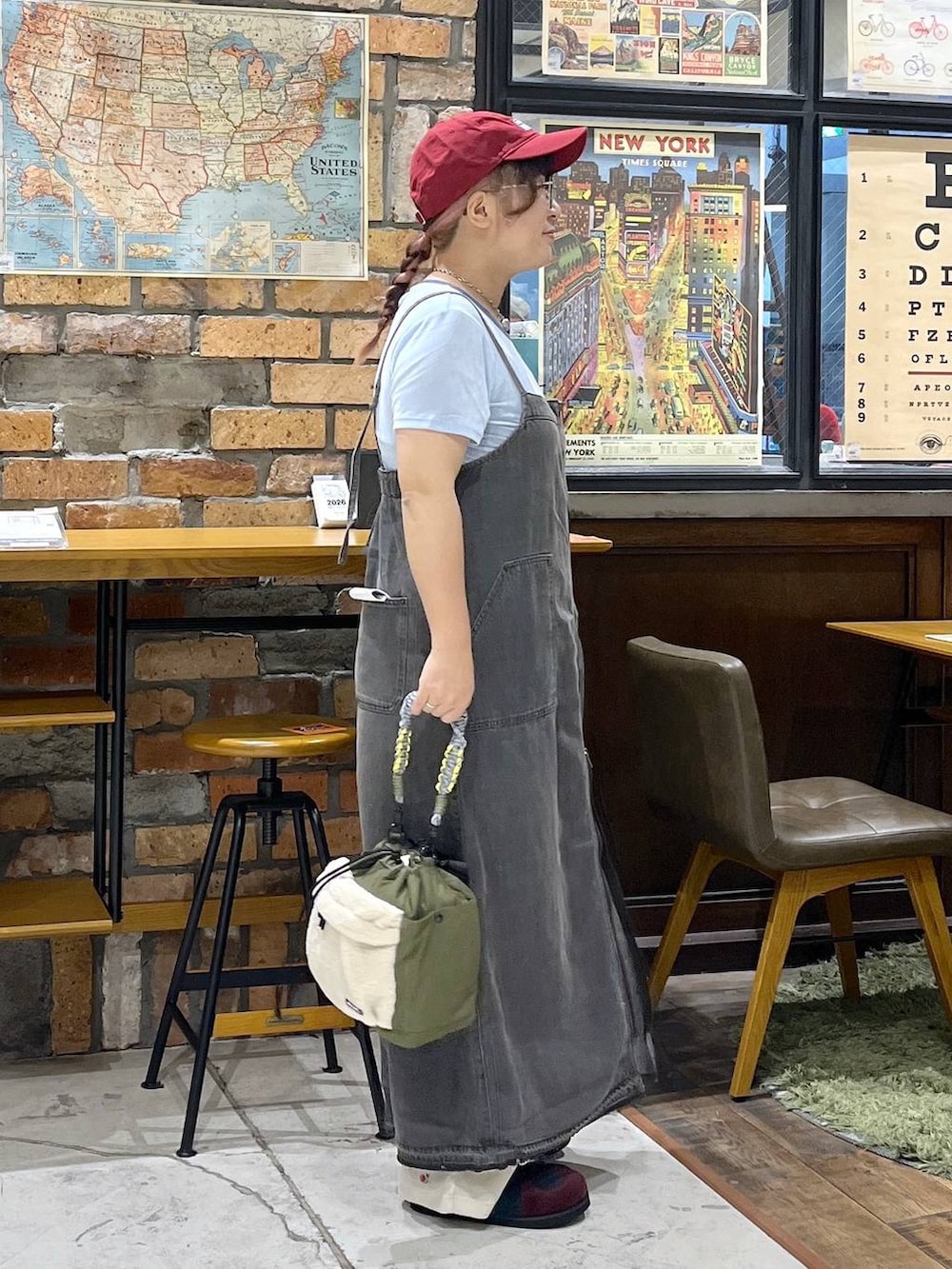 レッド系のスニーカー、ベージュ系のその他パンツ、ブルー系のTシャツ/カットソーを着用したレディースの夏コーディネートの5枚目の写真