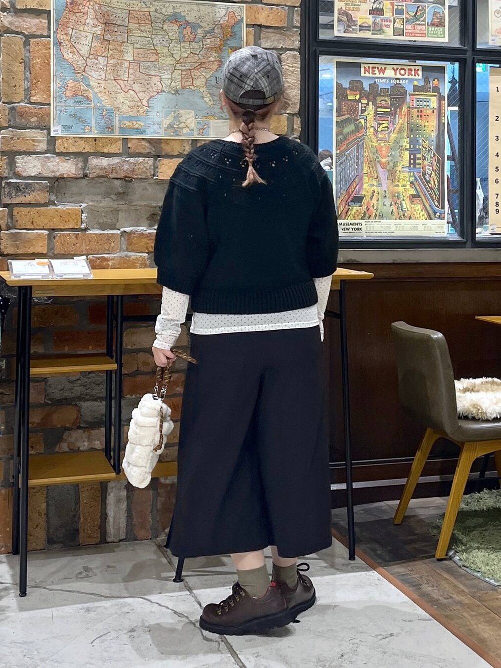 ブラウン系のその他シューズ、ブラック系のその他パンツ、ベージュ系のショルダーバッグを着用したレディースの秋コーディネートの4枚目の写真