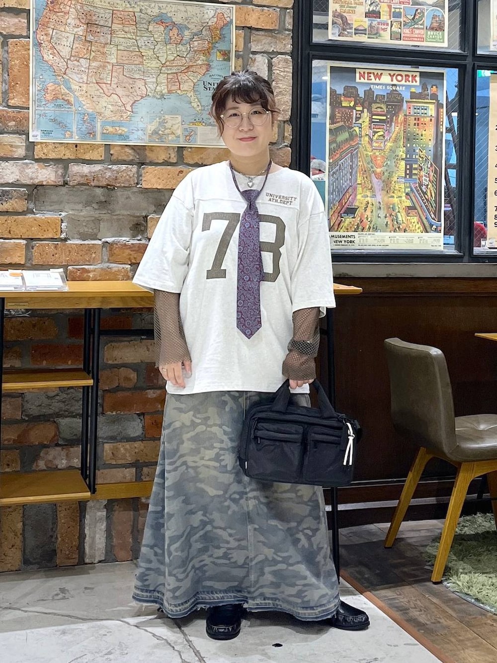 ブラック系のローファー、ベージュ系のTシャツ/カットソー、その他のネクタイを着用したレディースの夏コーディネートの9枚目の写真