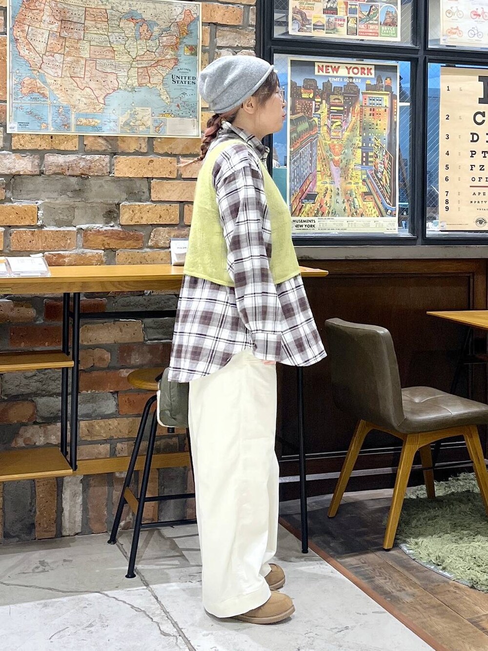 グレー系のチュニック、イエロー系のモカシン/デッキシューズ、グリーン系のショルダーバッグを着用したレディースの秋コーディネートの6枚目の写真