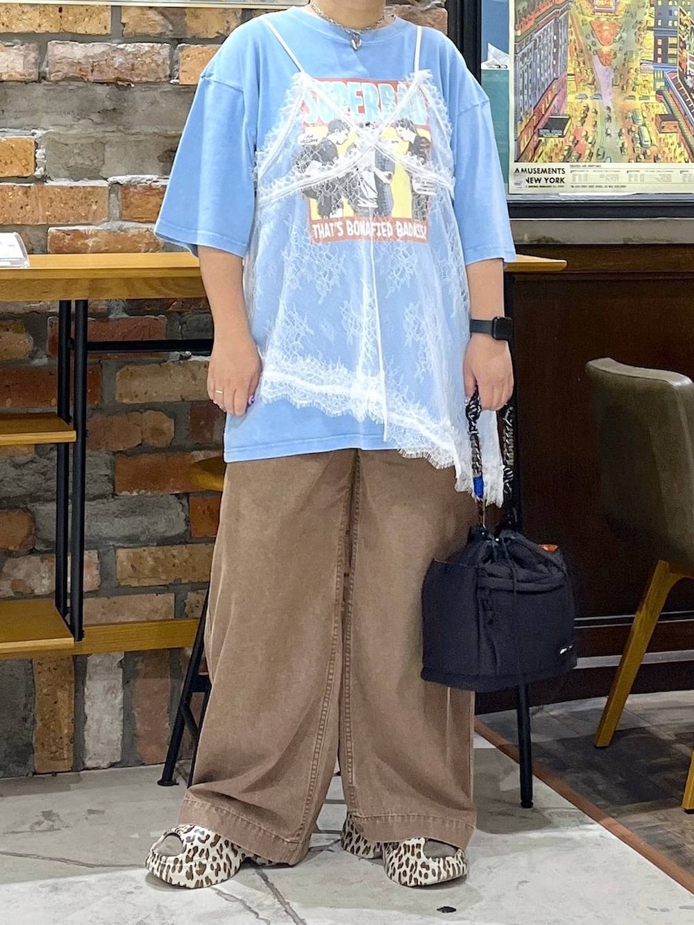 ブラック系のショルダーバッグ、ベージュ系のその他パンツ、その他のサンダルを着用したレディースの夏コーディネートの2枚目の写真