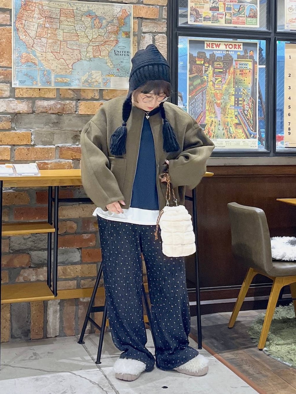 ホワイト系のその他パンツ、ブルー系のTシャツ/カットソー、ホワイト系のスリッポンを着用したレディースの秋コーディネートの5枚目の写真