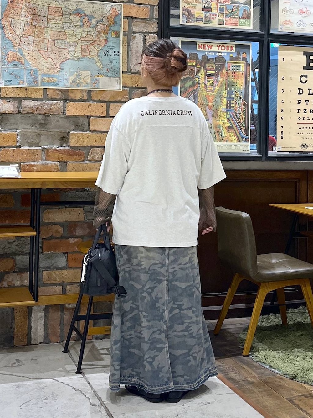 ブラック系のローファー、ベージュ系のTシャツ/カットソー、その他のネクタイを着用したレディースの夏コーディネートの5枚目の写真