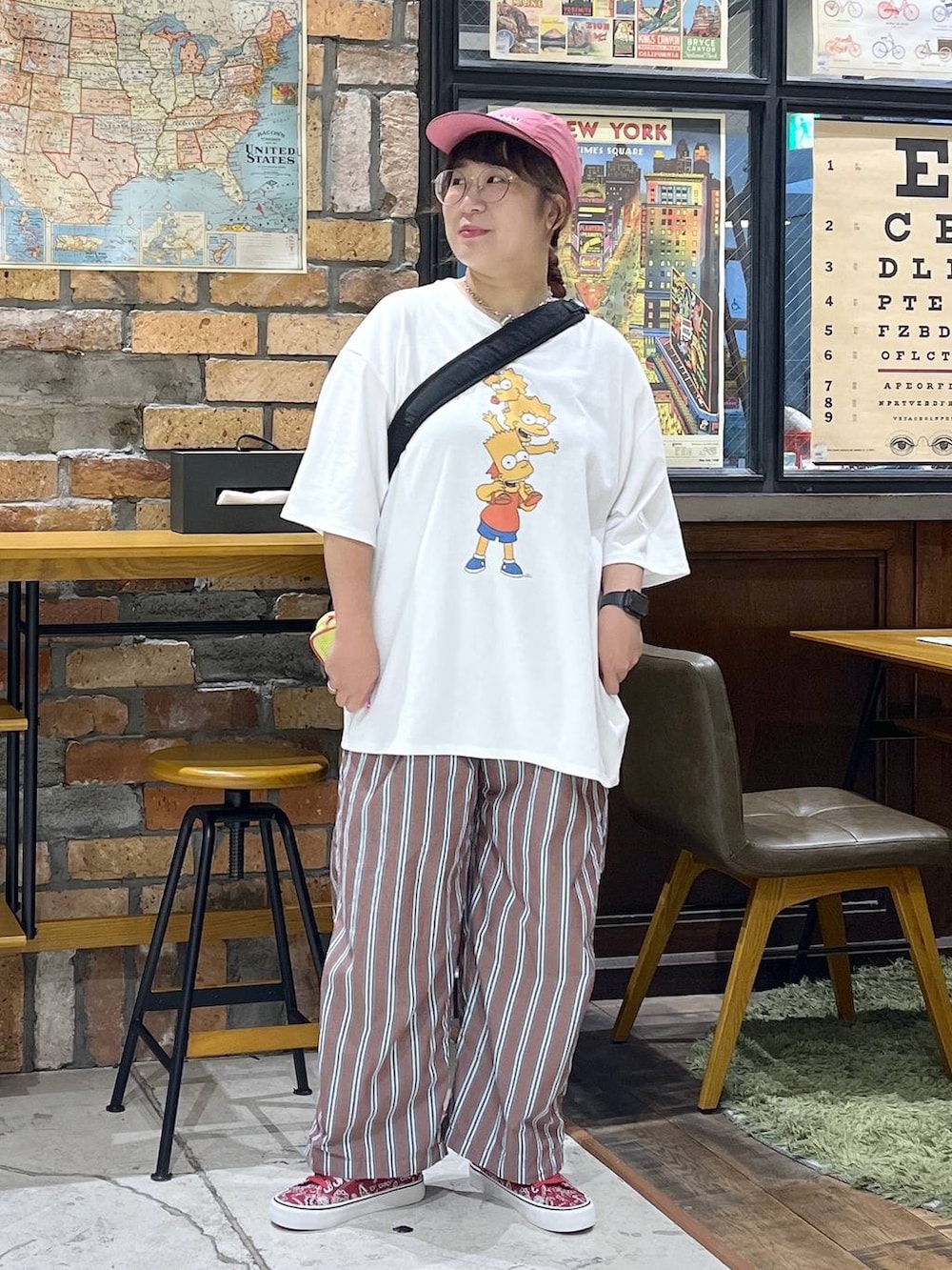 ブラック系のショルダーバッグ、ブラウン系のその他パンツ、ホワイト系のTシャツ/カットソーを着用したレディースの夏コーディネートの5枚目の写真
