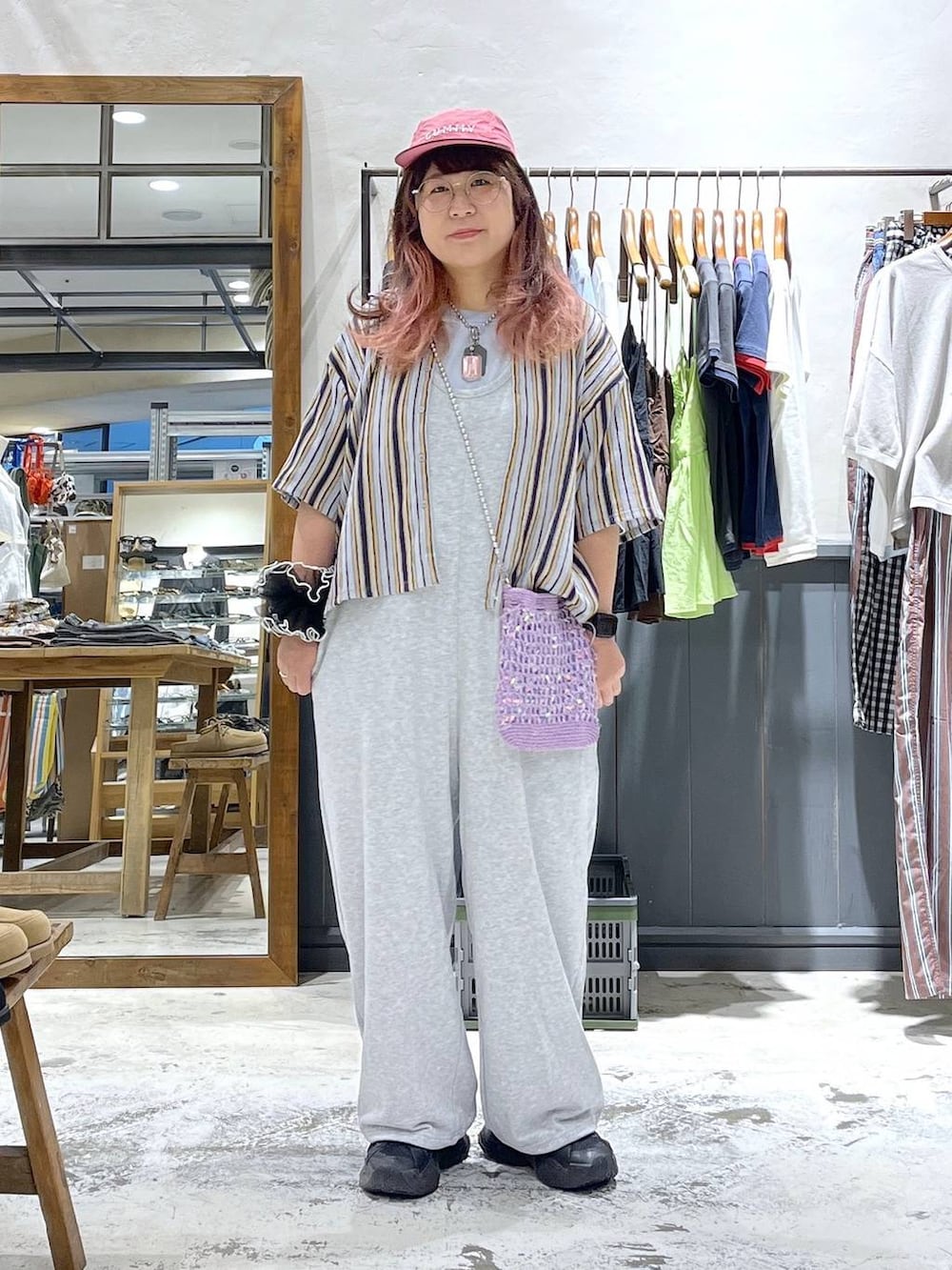 ブルー系のシャツ/ブラウス、グレー系のつなぎ/オールインワン、パープル系のショルダーバッグを着用したレディースの夏コーディネートの7枚目の写真