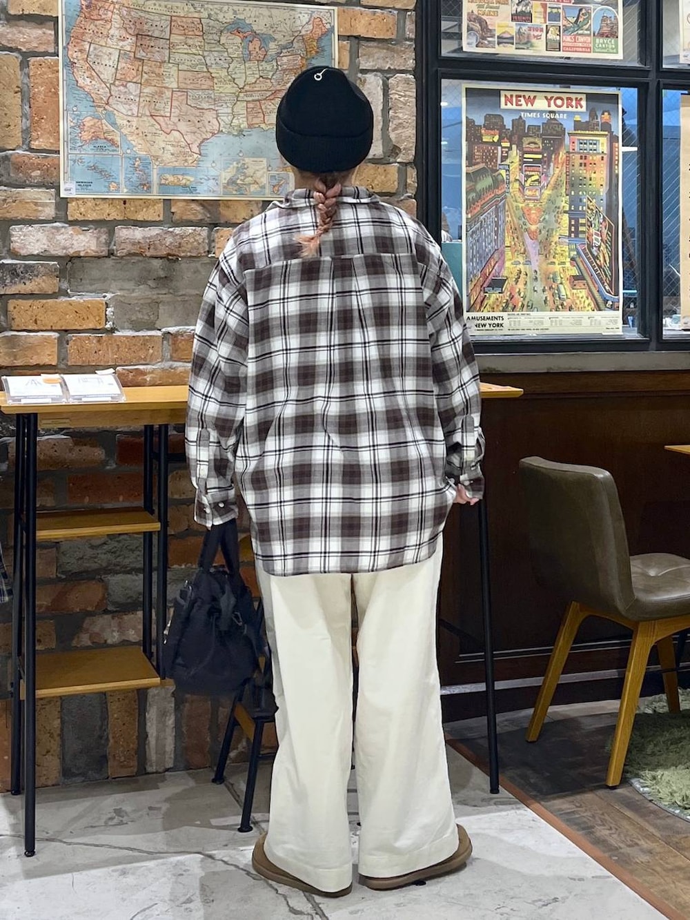 ブラック系のトートバッグ、ブラウン系のTシャツ/カットソー、イエロー系のモカシン/デッキシューズを着用したレディースの秋コーディネートの5枚目の写真