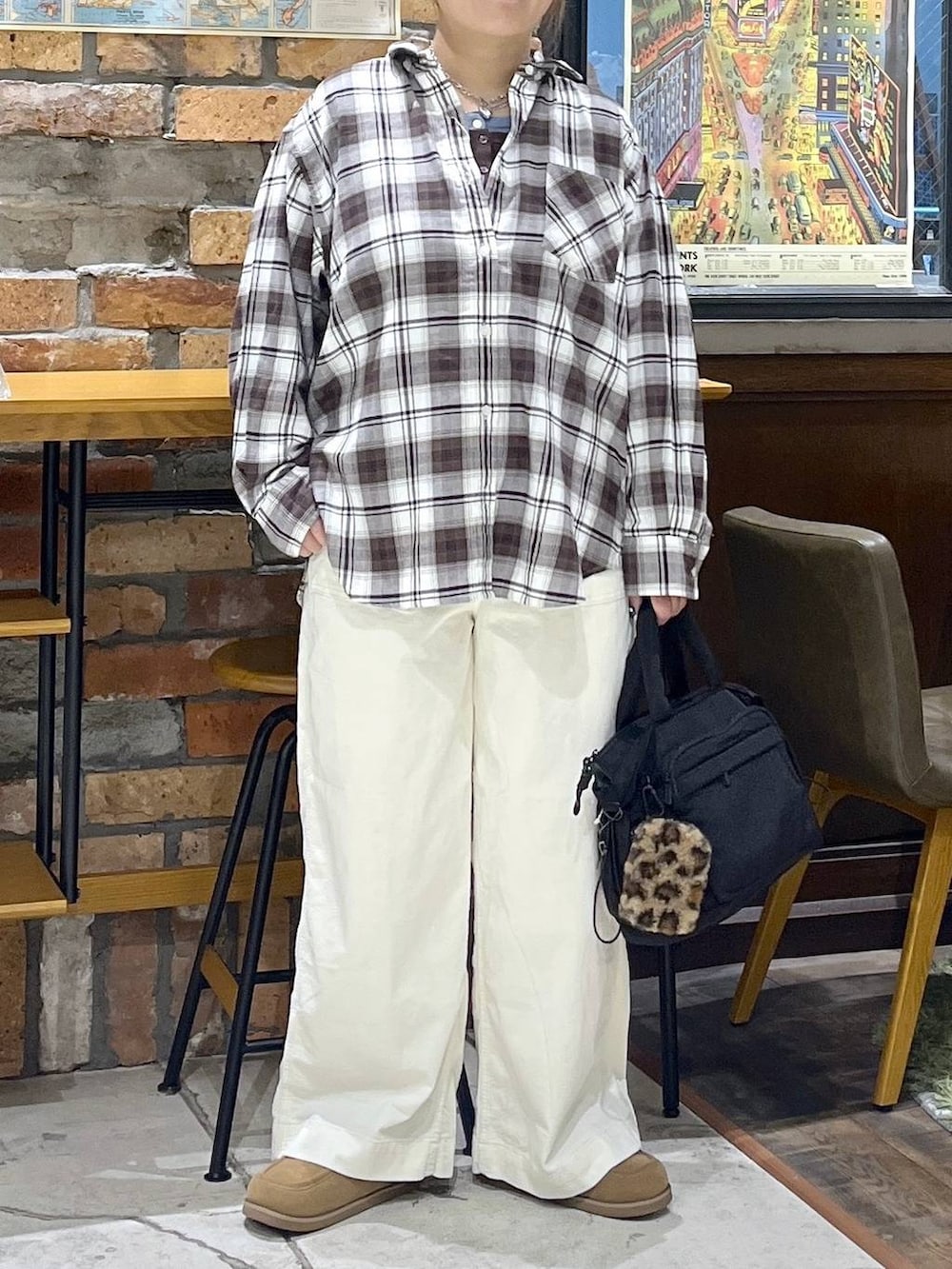 ブラック系のトートバッグ、ブラウン系のTシャツ/カットソー、イエロー系のモカシン/デッキシューズを着用したレディースの秋コーディネートの2枚目の写真