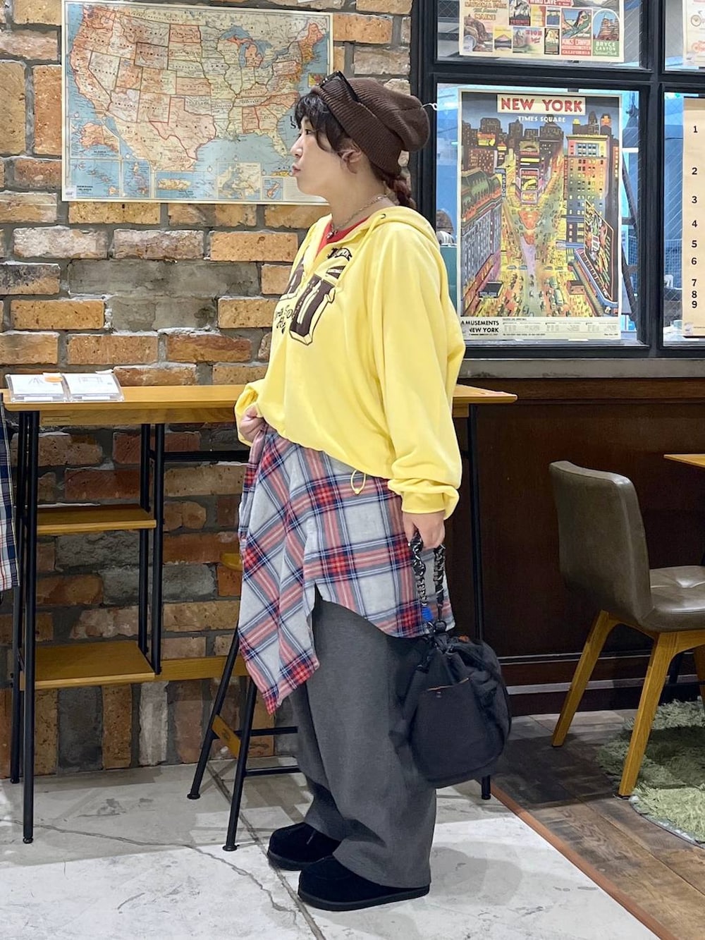 イエロー系のパーカー、レッド系のTシャツ/カットソー、ブラック系のモカシン/デッキシューズを着用したレディースの秋コーディネートの4枚目の写真