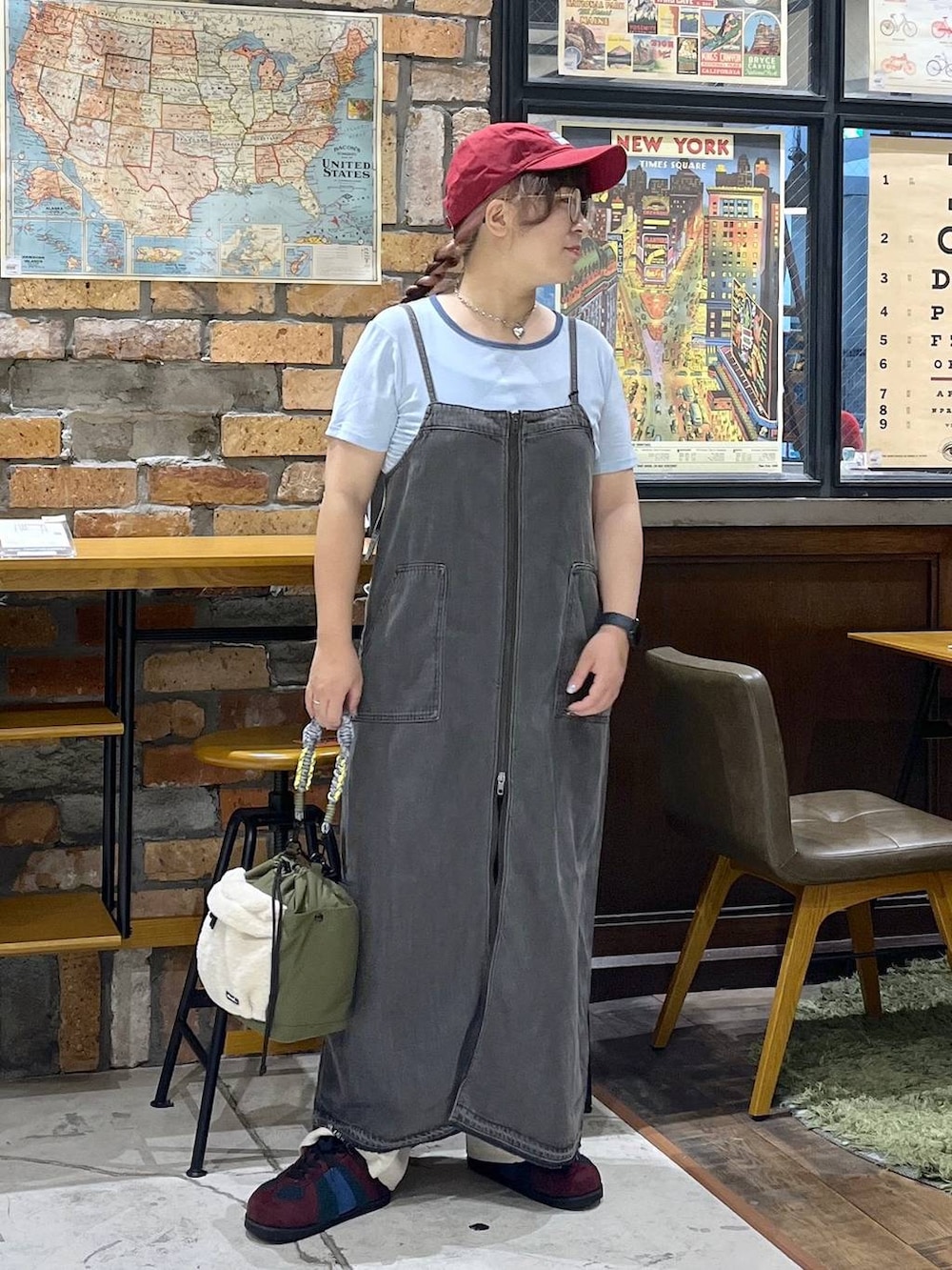 レッド系のスニーカー、ベージュ系のその他パンツ、ブルー系のTシャツ/カットソーを着用したレディースの夏コーディネートの7枚目の写真