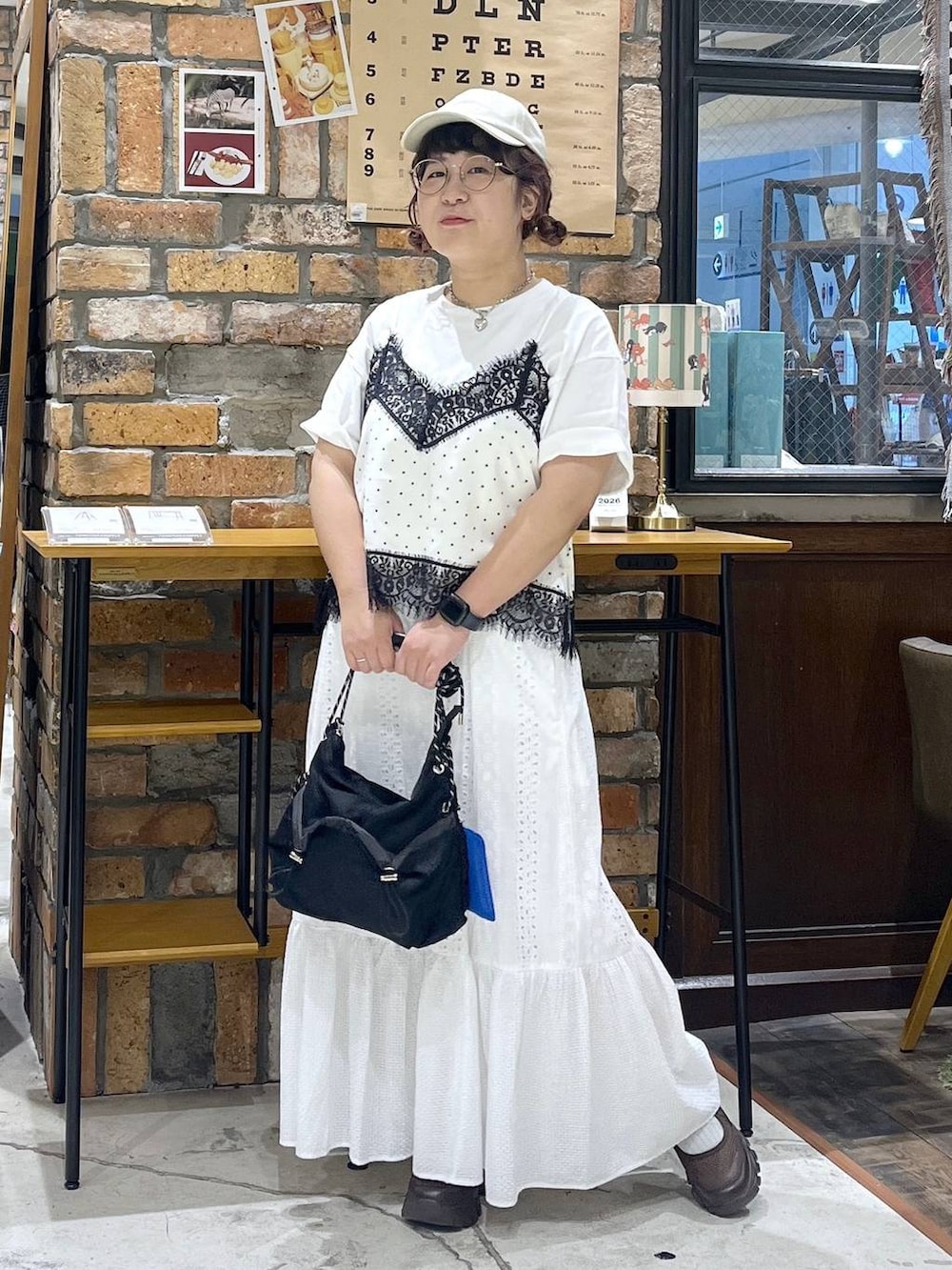 その他のTシャツ/カットソー、ブラウン系のスニーカー、ホワイト系のスカートを着用したレディースの夏コーディネートの3枚目の写真
