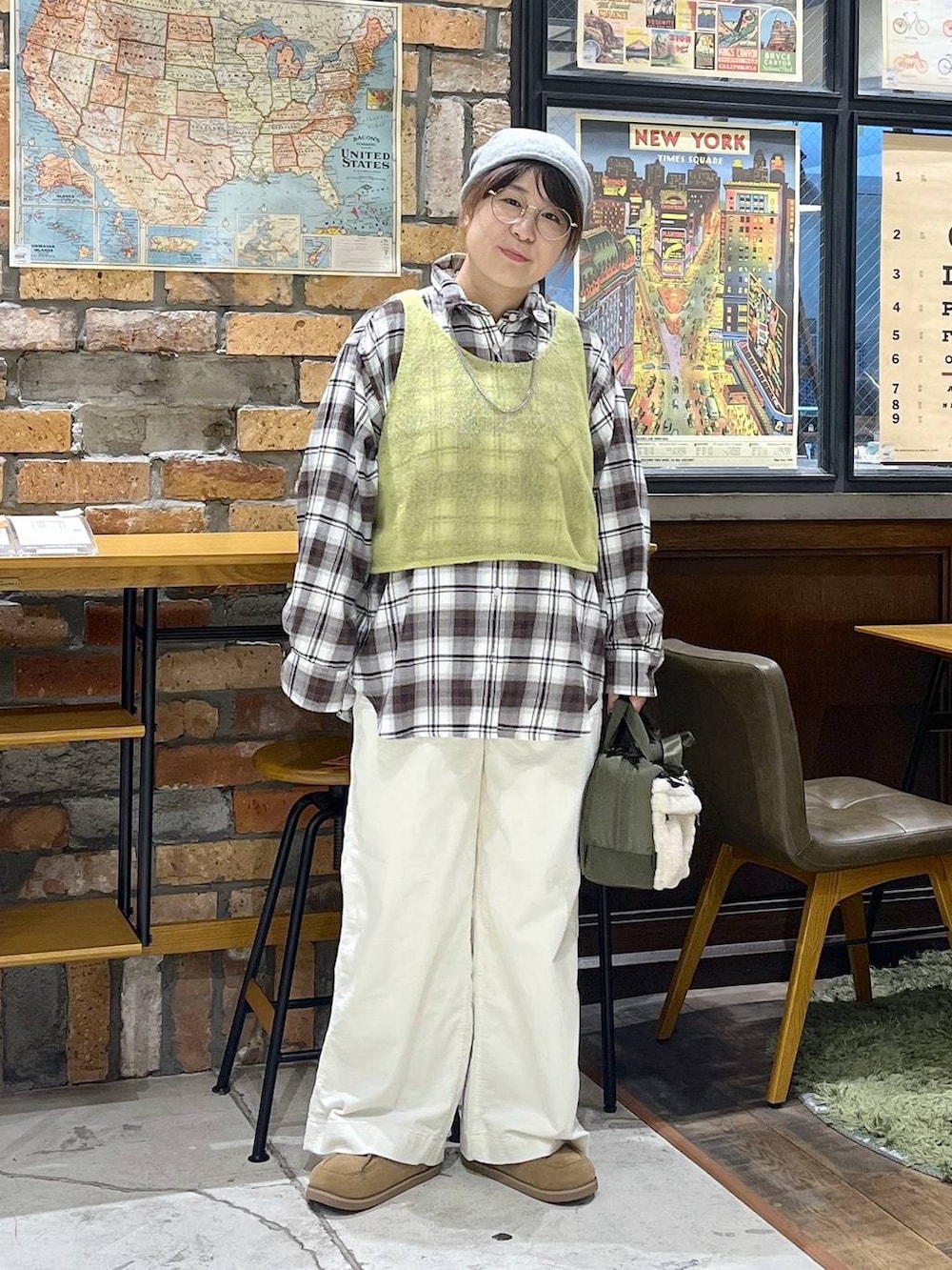 グレー系のチュニック、イエロー系のモカシン/デッキシューズ、グリーン系のショルダーバッグを着用したレディースの秋コーディネートの7枚目の写真