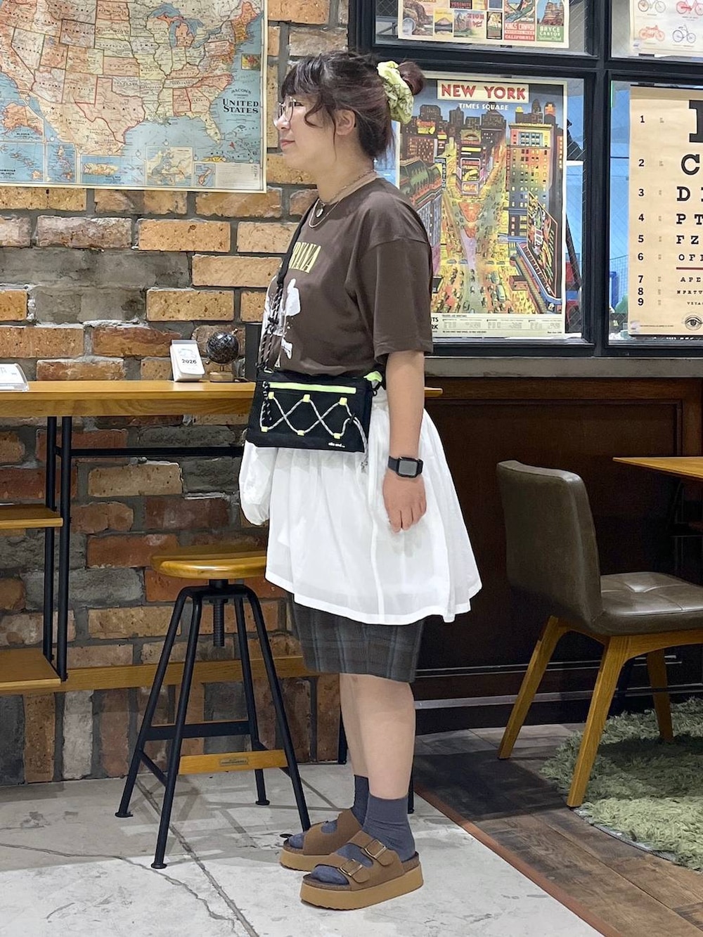 ブラウン系のその他パンツ、ホワイト系のシャツ/ブラウス、ブラウン系のサンダルを着用したレディースの夏コーディネートの4枚目の写真