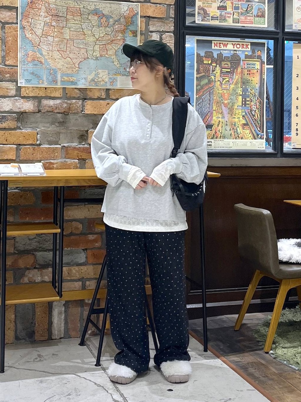 グレー系のスウェット、ホワイト系のその他パンツ、ブラック系のショルダーバッグを着用したレディースの秋コーディネートの9枚目の写真
