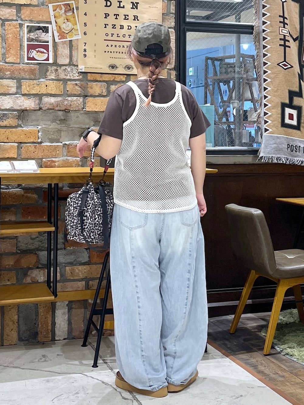 ホワイト系のタンクトップ、ブラウン系のTシャツ/カットソー、ブルー系のデニムパンツを着用したレディースの夏コーディネートの5枚目の写真