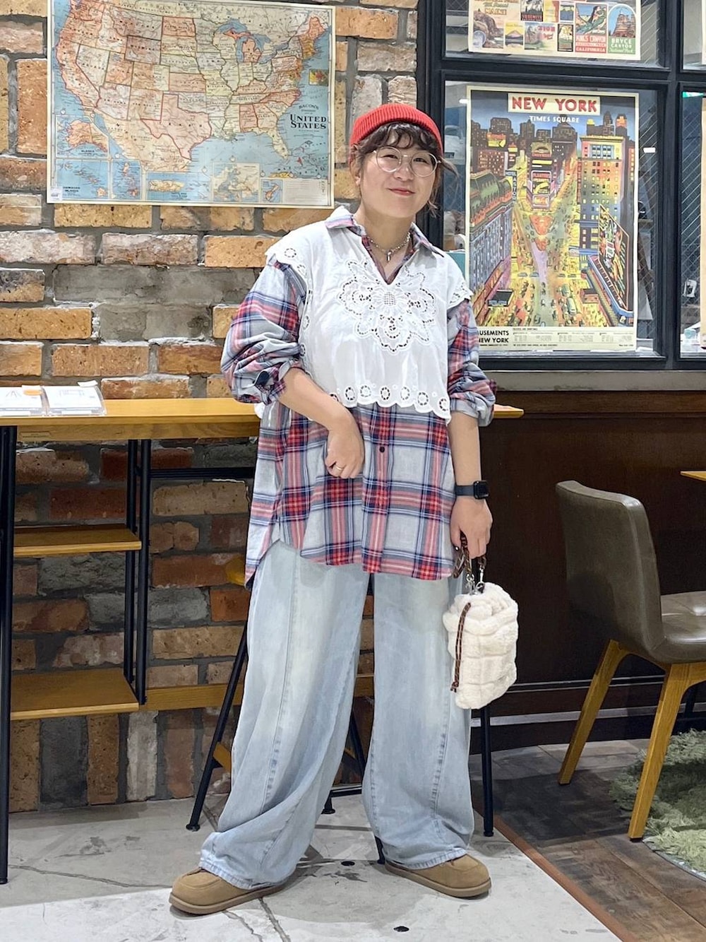 ホワイト系のベスト、ブルー系のデニムパンツ、イエロー系のモカシン/デッキシューズを着用したレディースの秋コーディネートの3枚目の写真