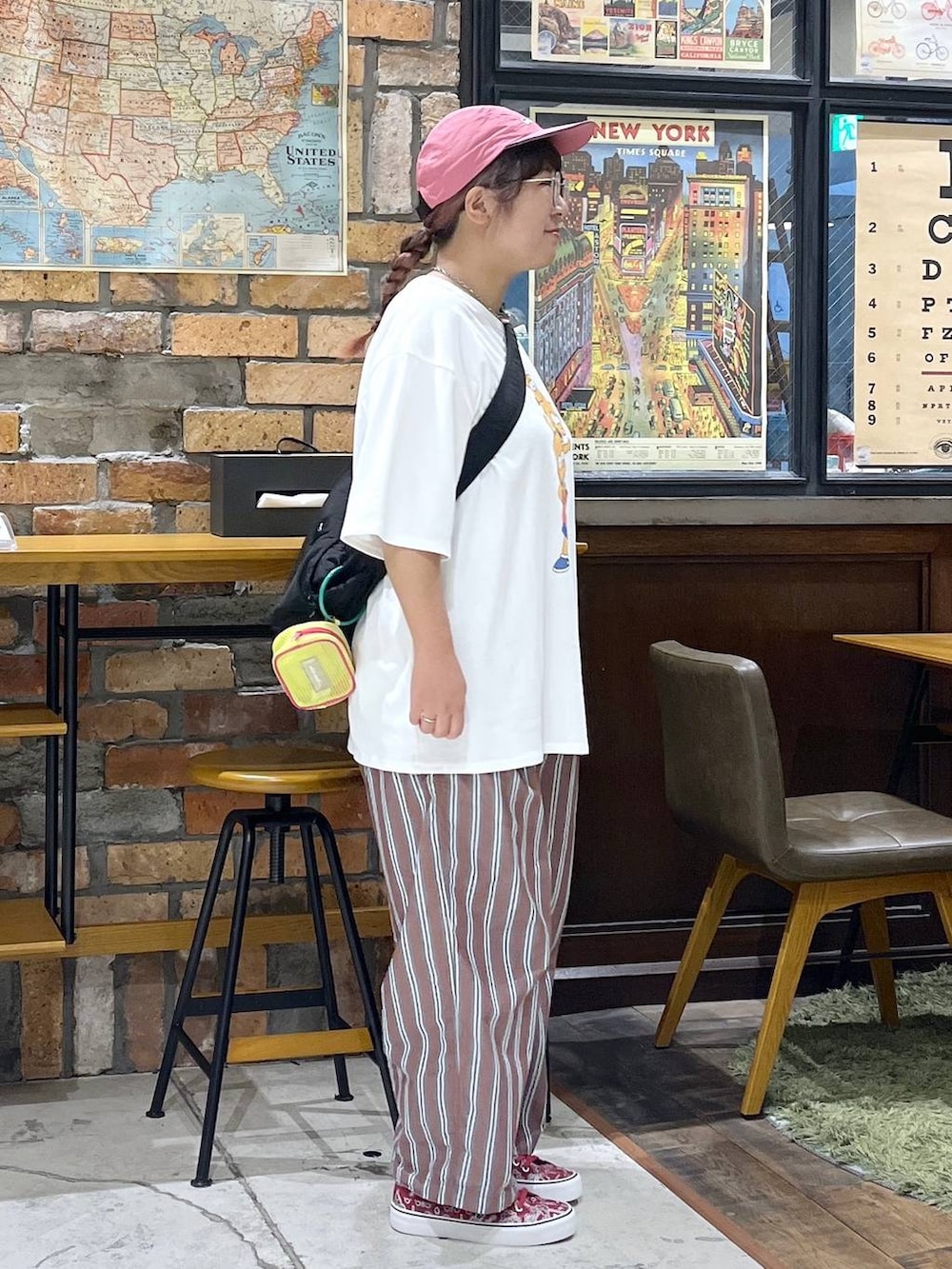 ブラック系のショルダーバッグ、ブラウン系のその他パンツ、ホワイト系のTシャツ/カットソーを着用したレディースの夏コーディネートの4枚目の写真