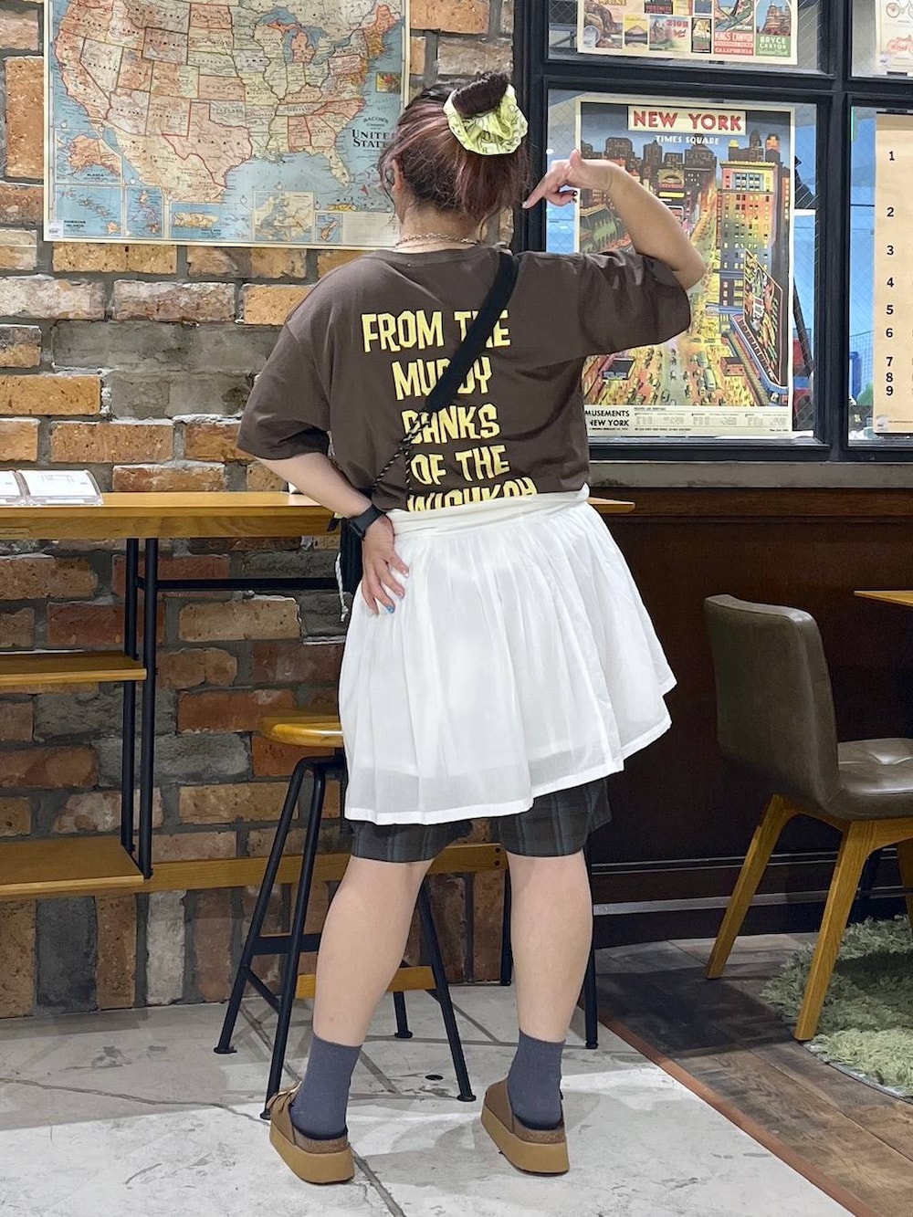 ブラウン系のその他パンツ、ホワイト系のシャツ/ブラウス、ブラウン系のサンダルを着用したレディースの夏コーディネートの5枚目の写真