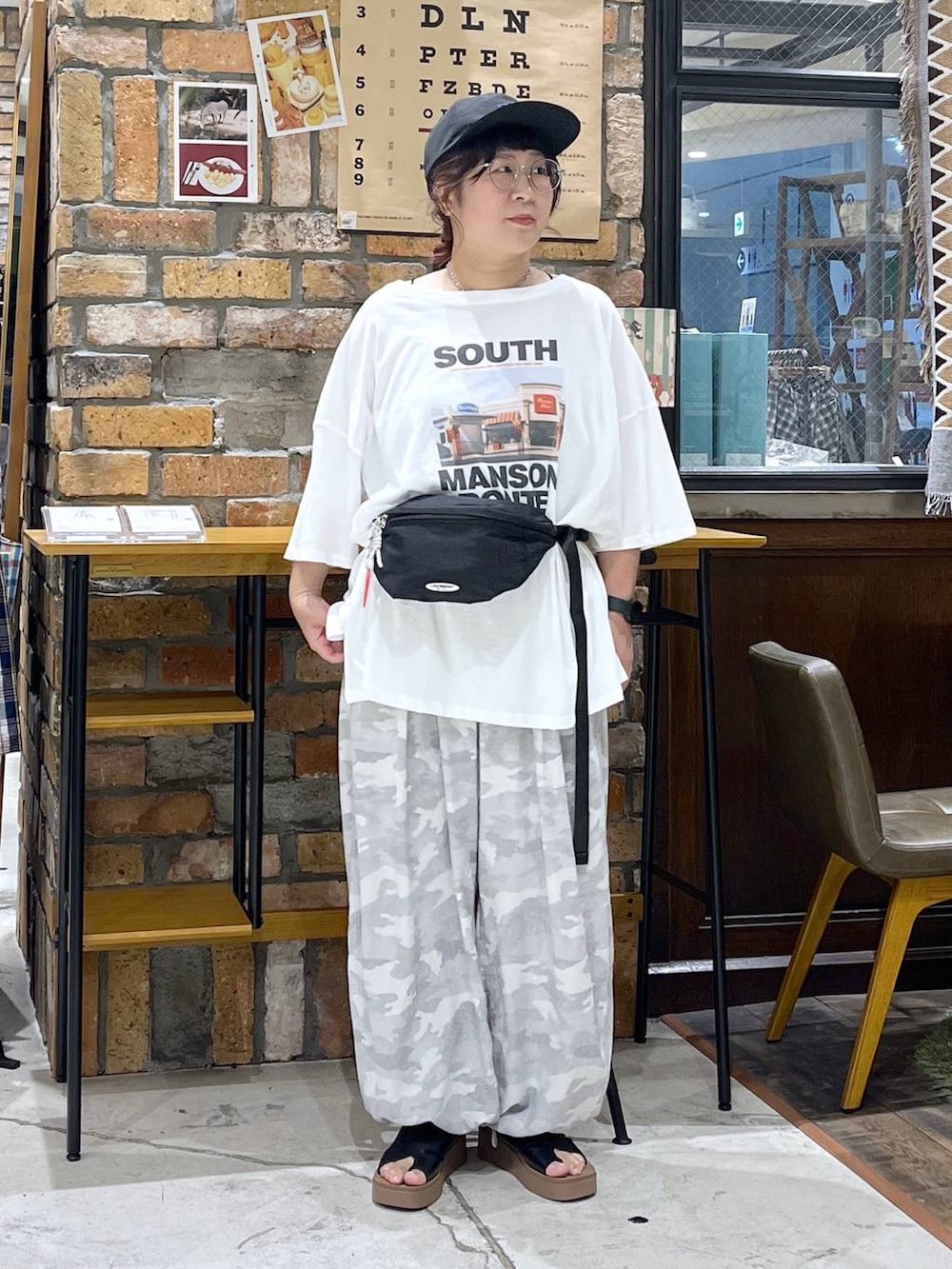 ブラック系のサンダル、グレー系のその他パンツ、ブラック系のキャミソールを着用したレディースの夏コーディネートの7枚目の写真