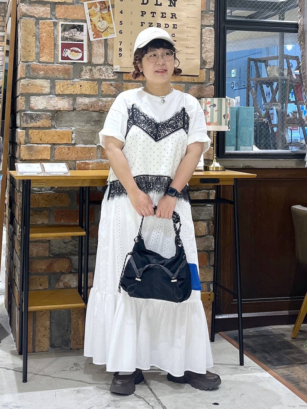 その他のTシャツ/カットソー、ブラウン系のスニーカー、ホワイト系のスカートを着用したレディースの夏コーディネートの9枚目の写真