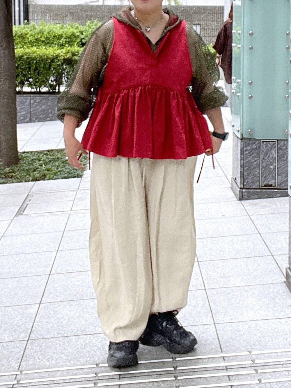 ベージュ系のその他パンツ、ブラック系のキャミソール、レッド系のベストを着用したレディースの夏コーディネートの2枚目の写真