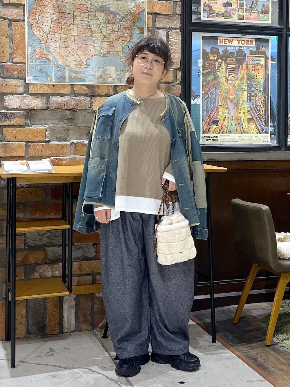 ブルー系のその他パンツ、ブラウン系のTシャツ/カットソー、ブラック系のスニーカーを着用したレディースの秋コーディネートの3枚目の写真