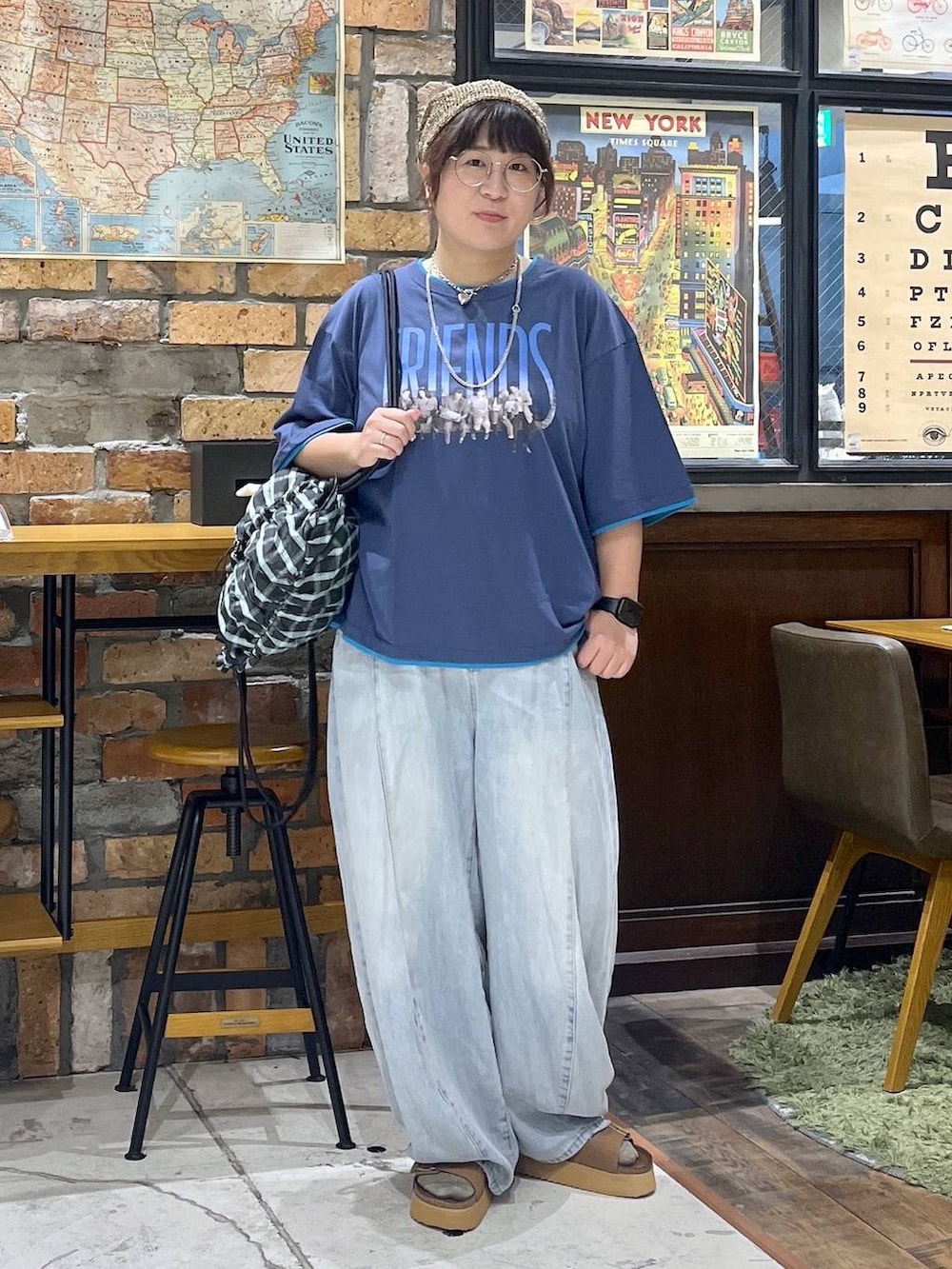 ブルー系のデニムパンツ、ブラウン系のサンダル、その他のバックパック/リュックを着用したレディースの夏コーディネートの3枚目の写真
