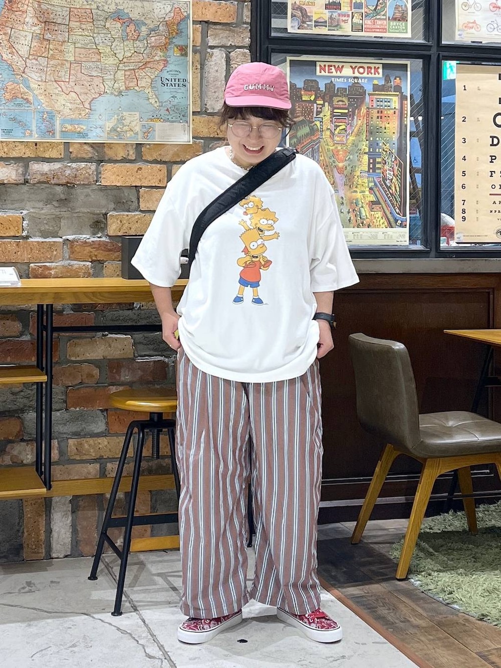 ブラック系のショルダーバッグ、ブラウン系のその他パンツ、ホワイト系のTシャツ/カットソーを着用したレディースの夏コーディネートの6枚目の写真