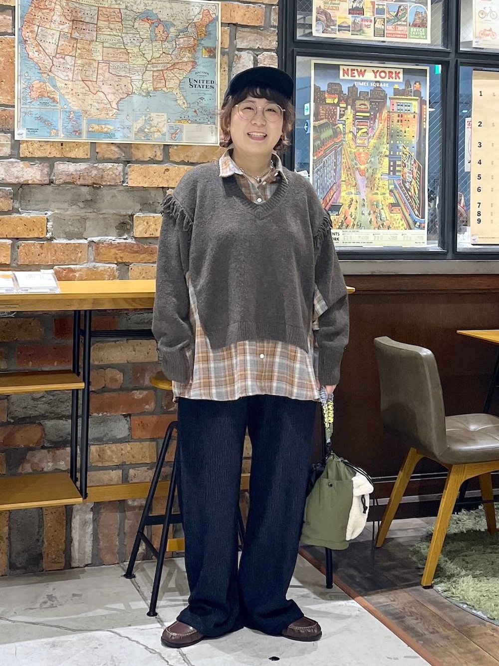 ブラウン系のローファー、ブラック系のその他パンツ、ブラウン系のニット/セーターを着用したレディースの秋コーディネートの9枚目の写真