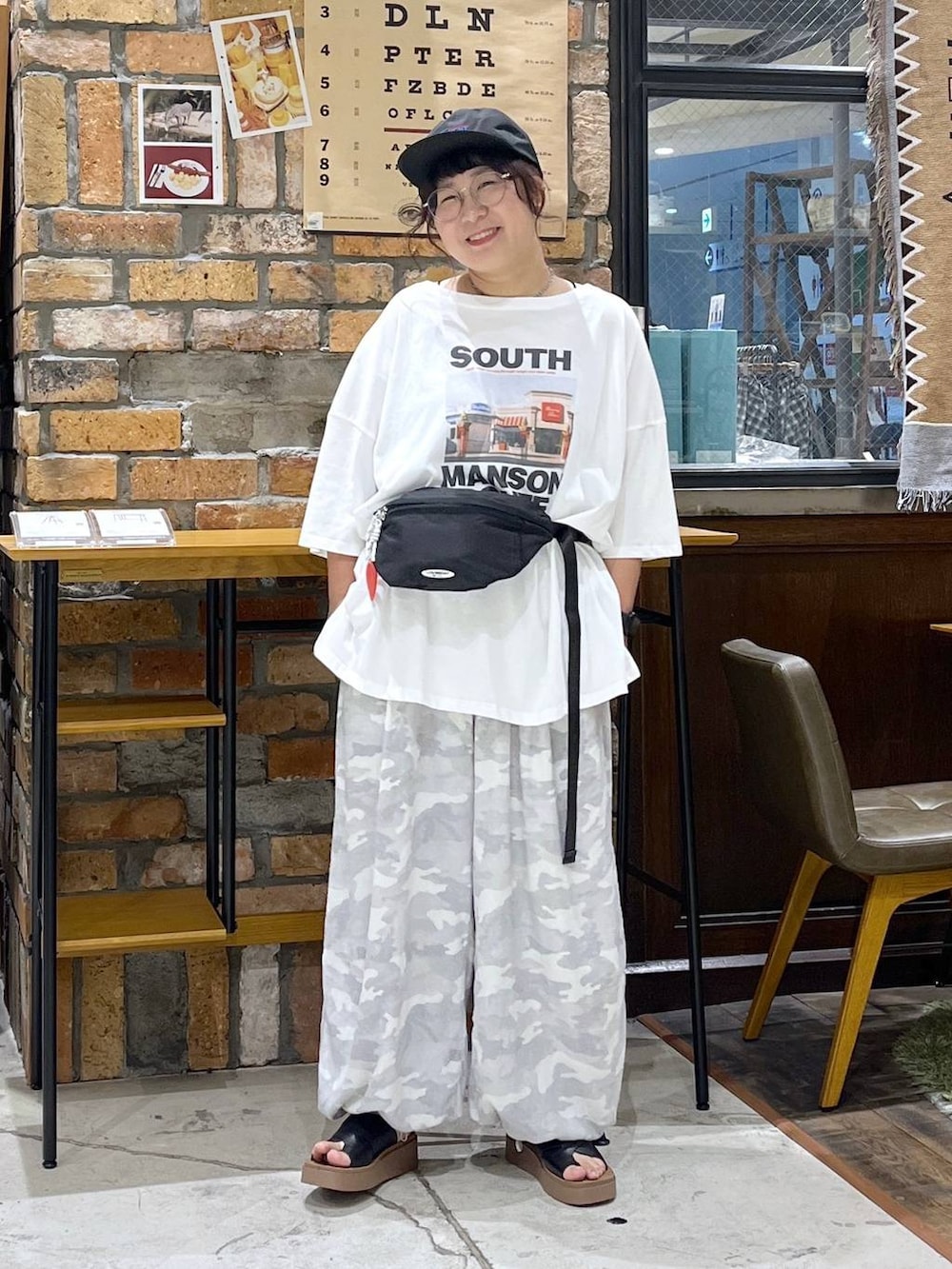 ブラック系のサンダル、グレー系のその他パンツ、ブラック系のキャミソールを着用したレディースの夏コーディネートの8枚目の写真