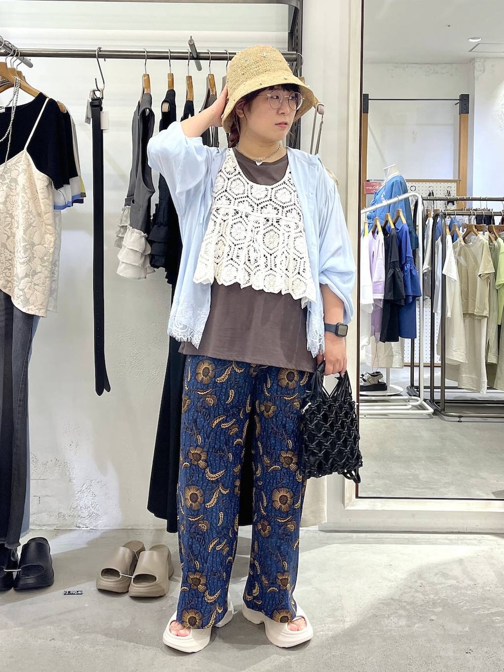 ホワイト系のその他トップス、ブルー系のシャツ/ブラウス、ブラウン系のTシャツ/カットソーを着用したレディースの夏コーディネートの3枚目の写真