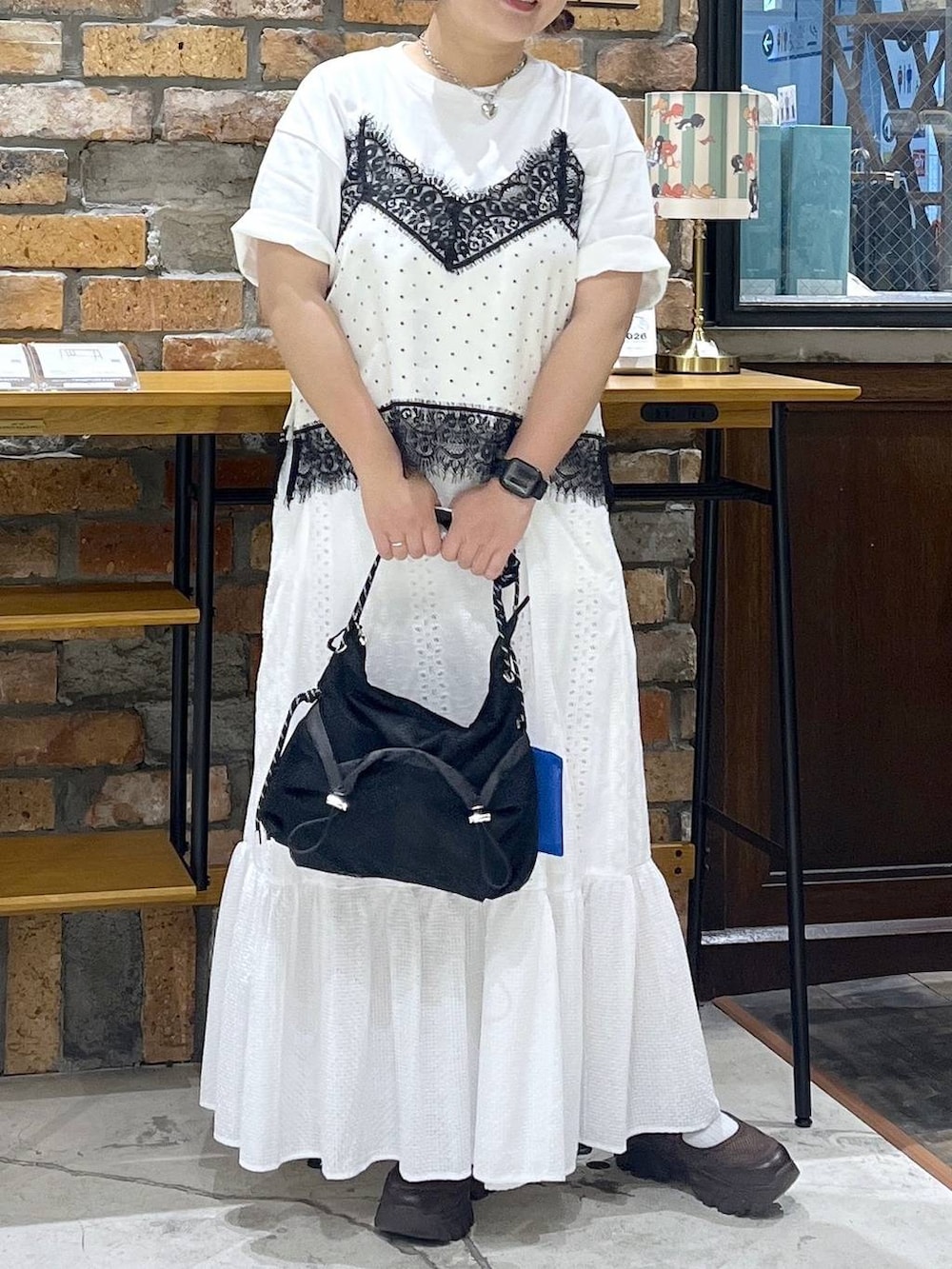 その他のTシャツ/カットソー、ブラウン系のスニーカー、ホワイト系のスカートを着用したレディースの夏コーディネートの2枚目の写真