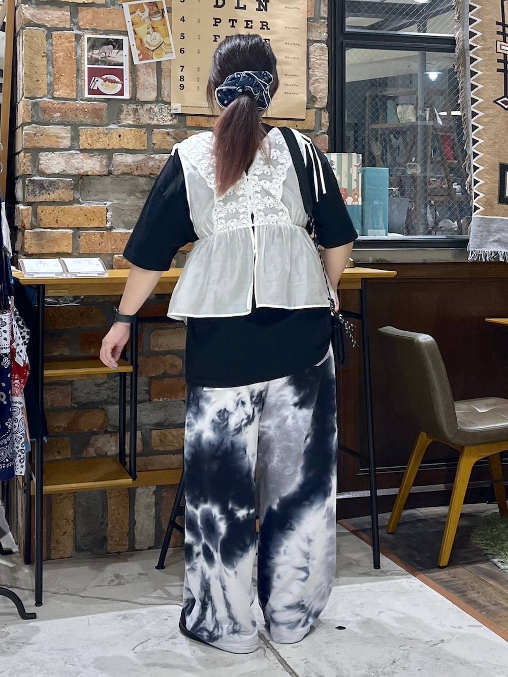 その他のTシャツ/カットソー、ブラック系のスニーカー、ブラック系のショルダーバッグを着用したレディースの夏コーディネートの4枚目の写真
