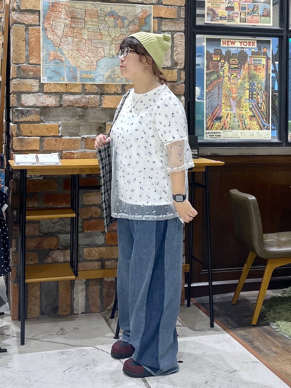 ホワイト系のTシャツ/カットソー、レッド系のスニーカー、ブラック系のトートバッグを着用したレディースの夏コーディネートの4枚目の写真