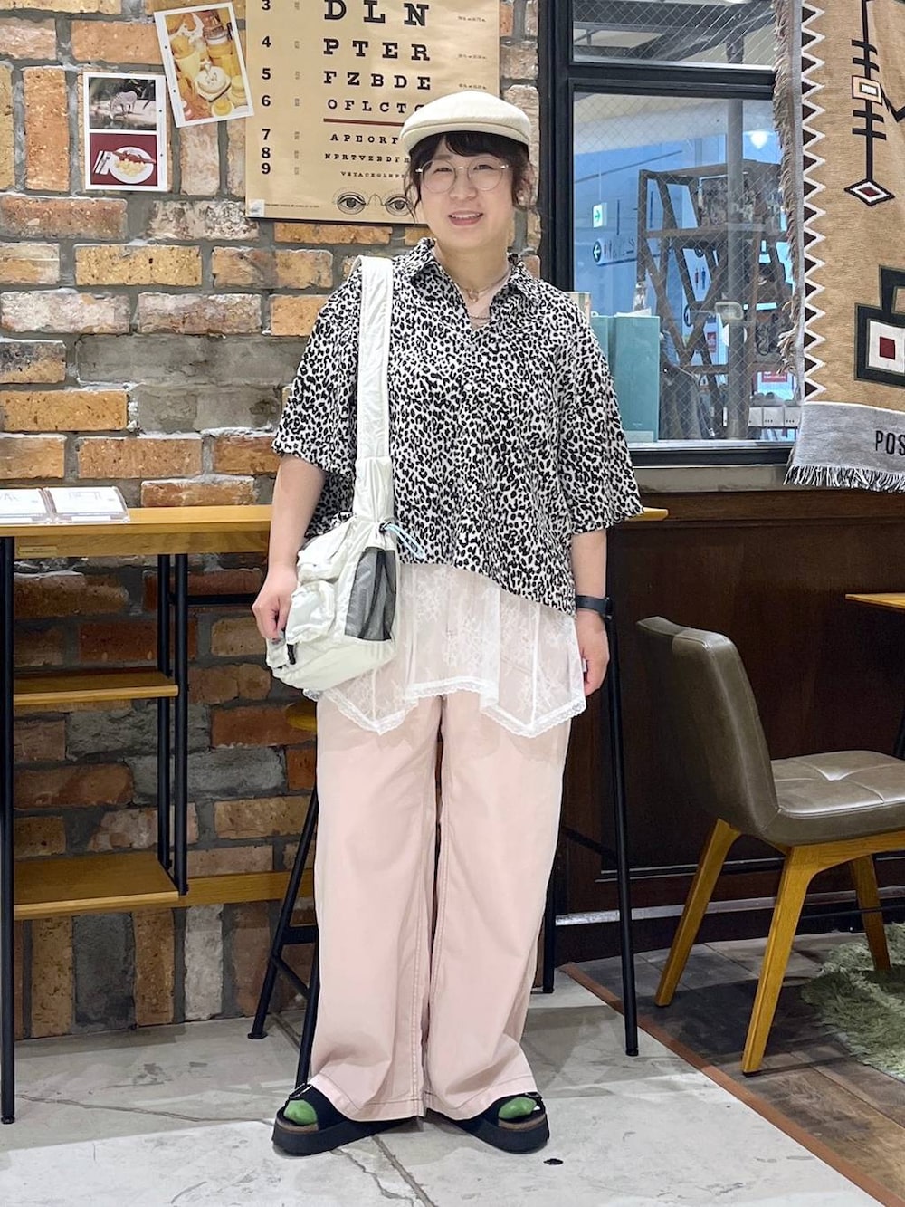 ピンク系のその他パンツ、ブラック系のサンダル、ホワイト系のシャツ/ブラウスを着用したレディースの春コーディネートの3枚目の写真