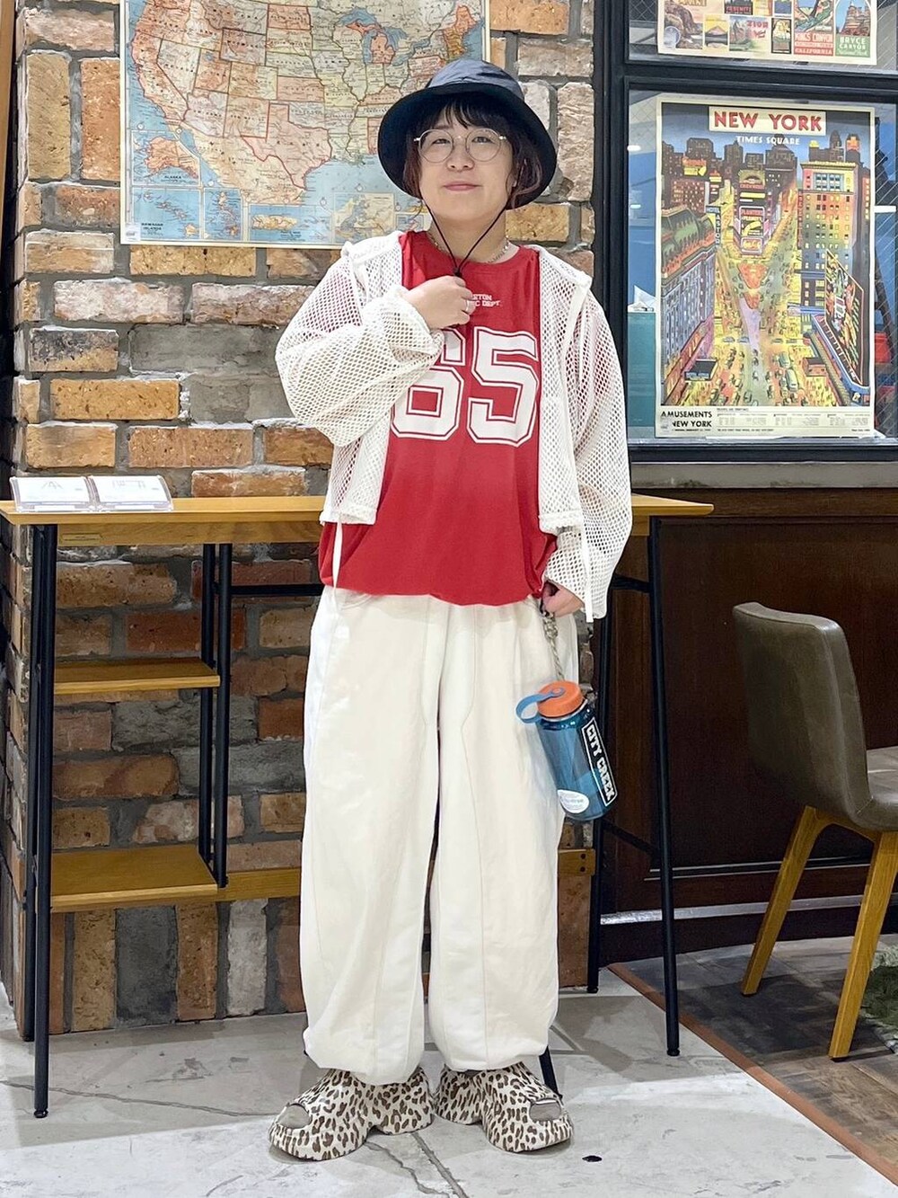 ベージュ系のデニムパンツ、その他のサンダル、ホワイト系のパーカーを着用したレディースの夏コーディネートの7枚目の写真