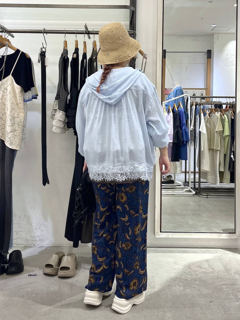 ホワイト系のその他トップス、ブルー系のシャツ/ブラウス、ブラウン系のTシャツ/カットソーを着用したレディースの夏コーディネートの4枚目の写真