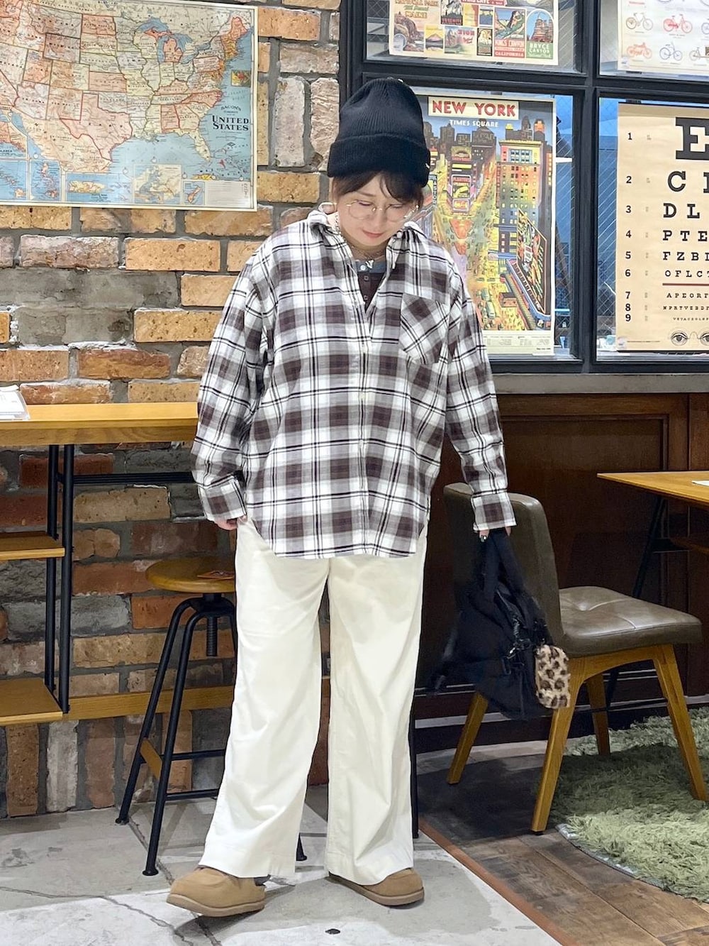 ブラック系のトートバッグ、ブラウン系のTシャツ/カットソー、イエロー系のモカシン/デッキシューズを着用したレディースの秋コーディネートの7枚目の写真