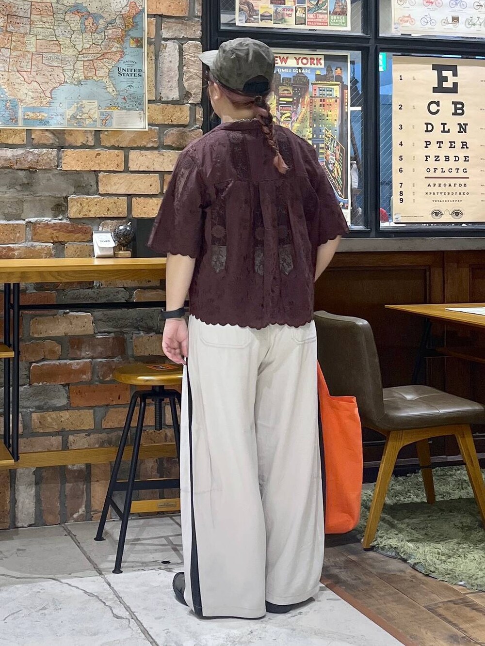 ブラウン系のその他パンツ、ブラウン系のシャツ/ブラウス、レッド系のトートバッグを着用したレディースの夏コーディネートの4枚目の写真