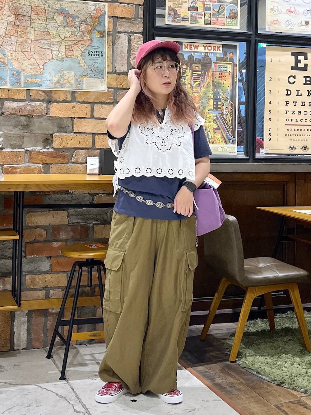 パープル系のトートバッグ、ホワイト系のベスト、ブルー系のTシャツ/カットソーを着用したレディースの夏コーディネートの8枚目の写真