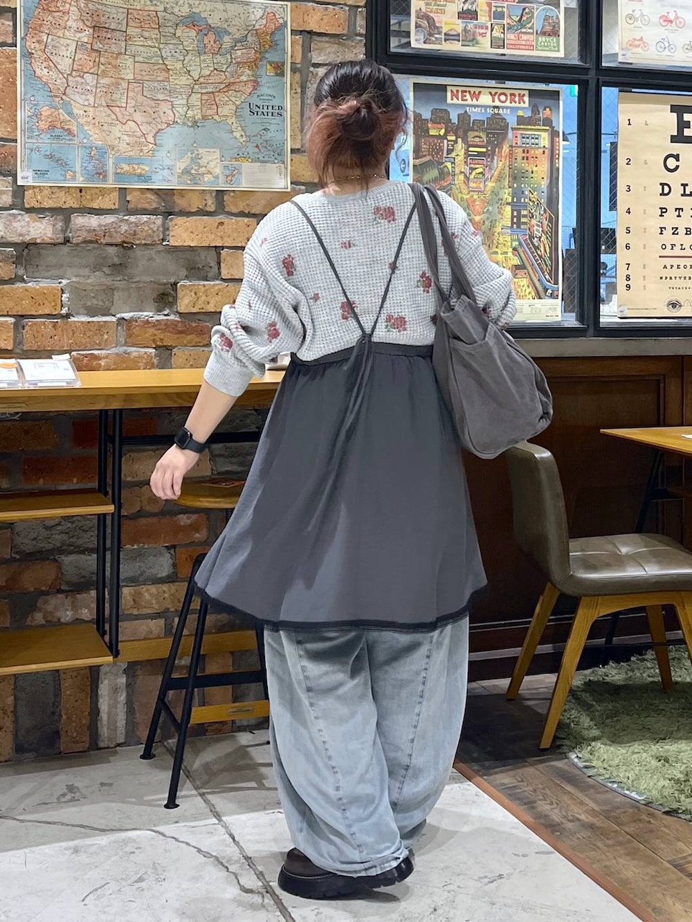 グレー系のトートバッグ、グレー系のニット/セーター、グレー系のワンピースを着用したレディースの秋コーディネートの4枚目の写真