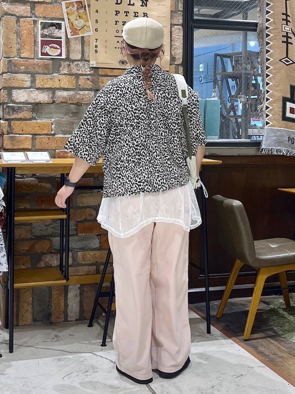 ピンク系のその他パンツ、ブラック系のサンダル、ホワイト系のシャツ/ブラウスを着用したレディースの春コーディネートの5枚目の写真