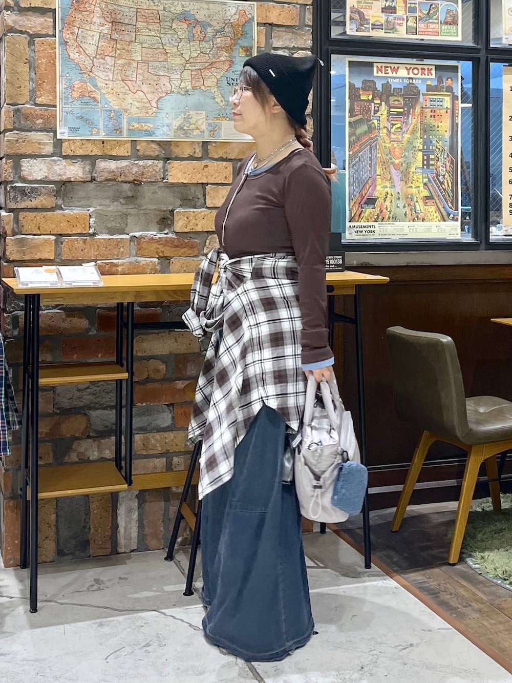 グレー系のトートバッグ、ブラウン系のTシャツ/カットソー、イエロー系のモカシン/デッキシューズを着用したレディースの秋コーディネートの4枚目の写真